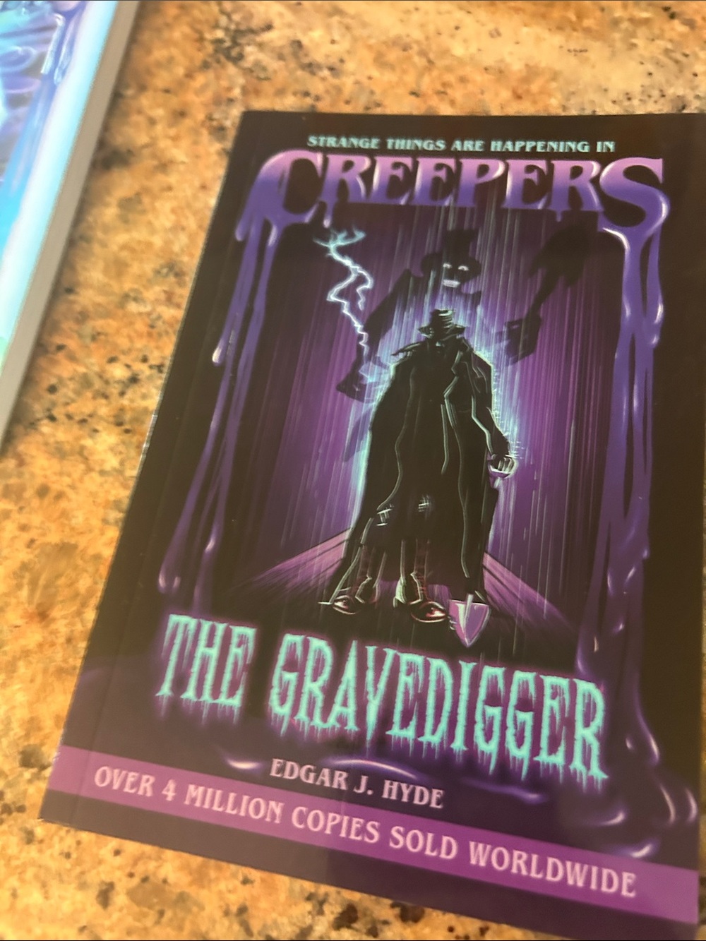3 creeper books brand new, cold kisser, the scarecrow, and the gravedigger - Picture 4 of 7